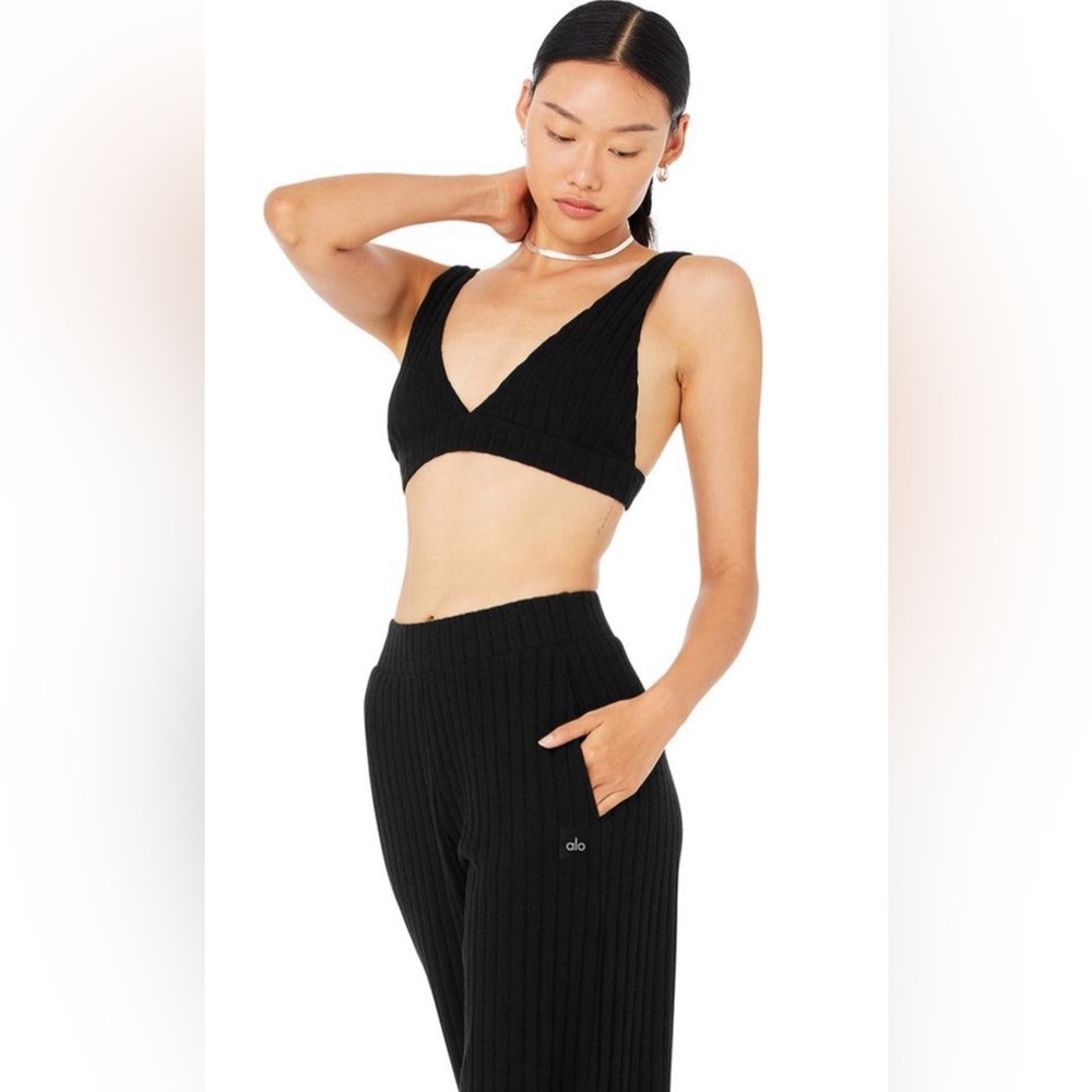 ALO Yoga V-Neck Bralette - black